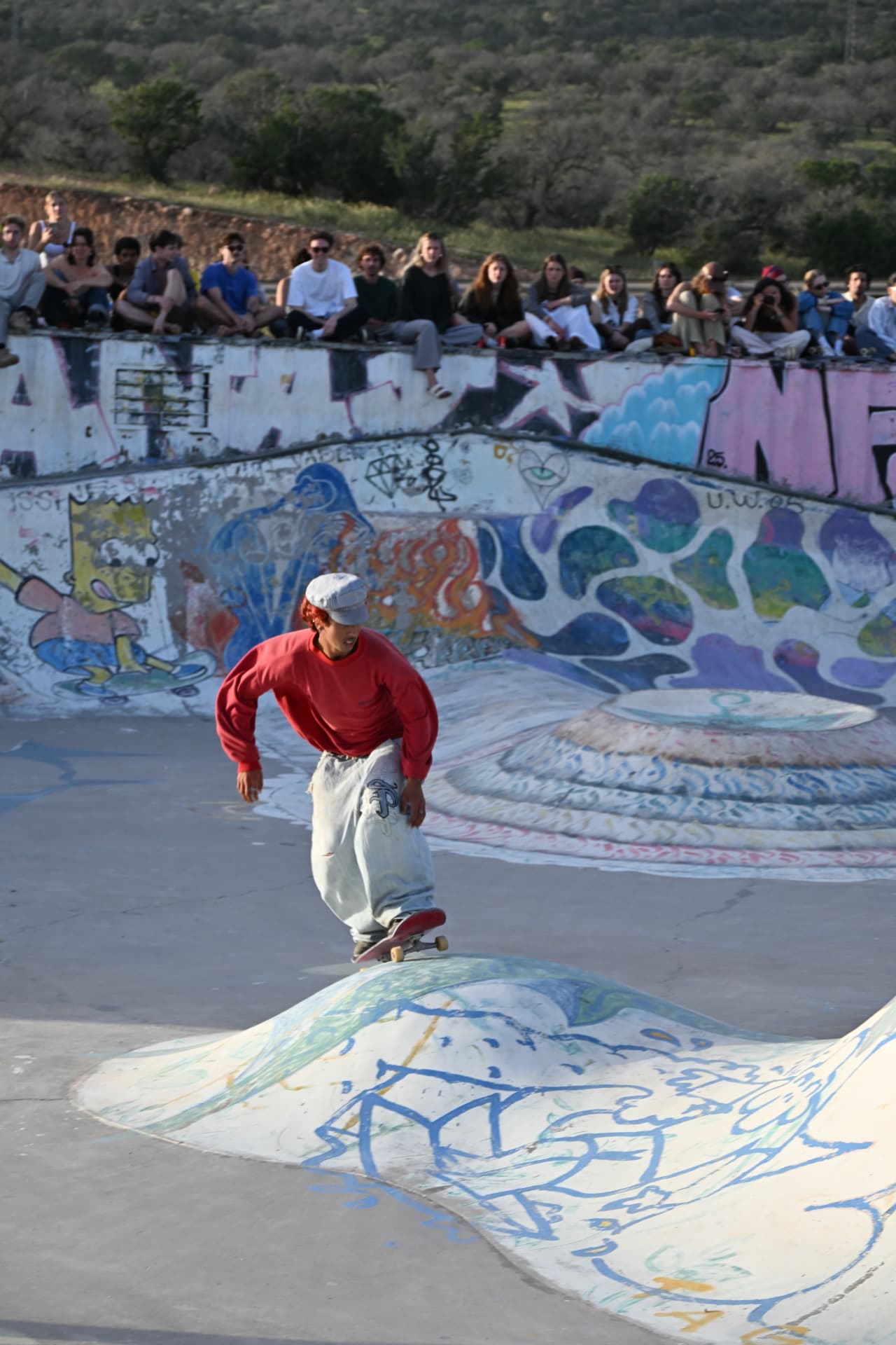 Skater in actie in een skatebowl met kijkers