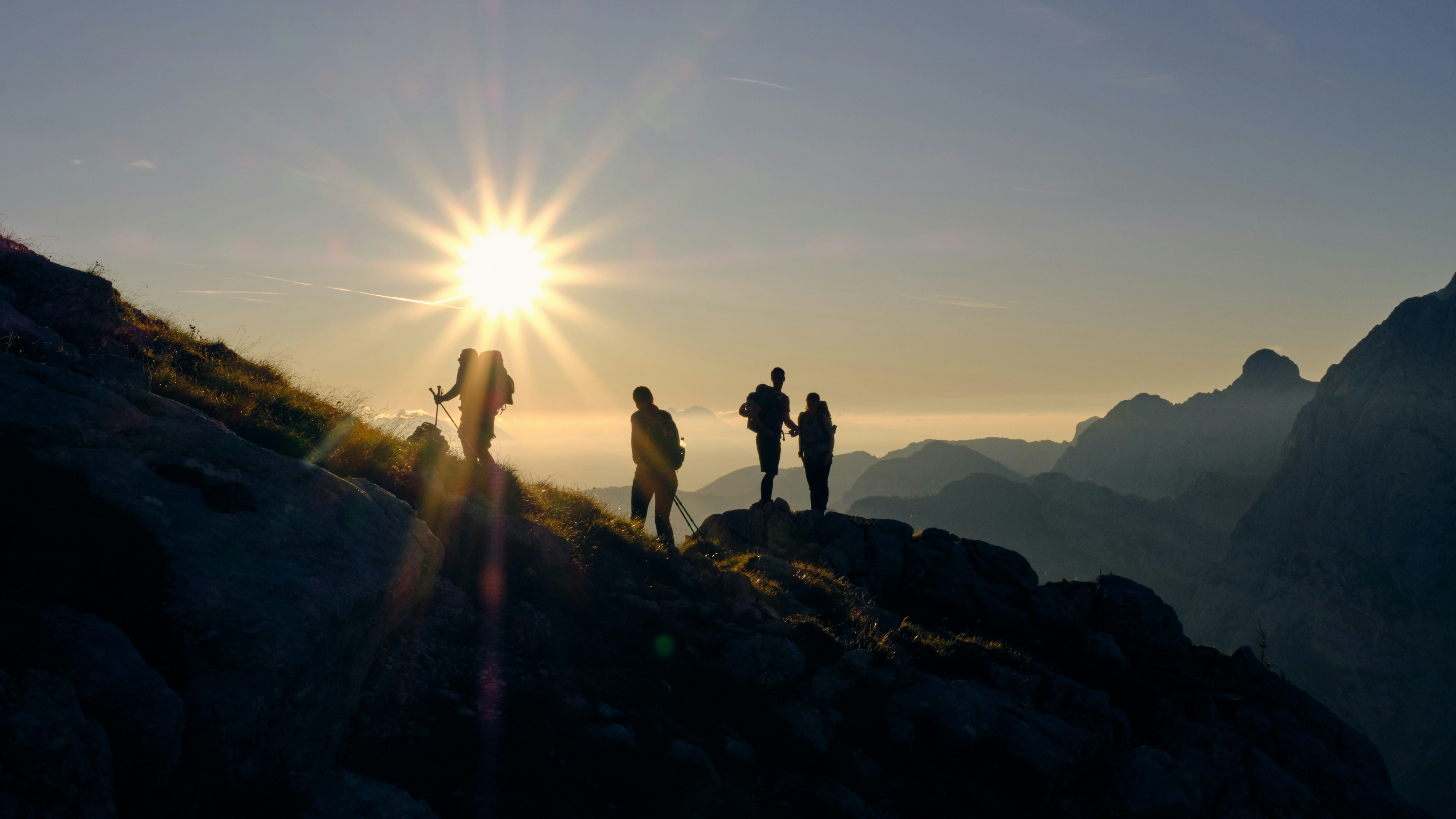 Founders wandelen samen in het gouden licht